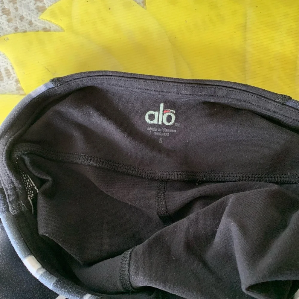 ALO Yoga Leggings - Picture 7 of 8